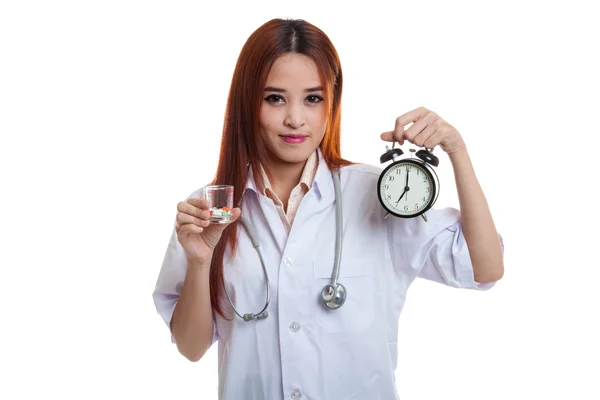 Joven asiática médico feliz mostrar un reloj y pastillas . —  Fotos de Stock