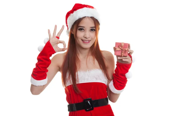 Asiatische Weihnachten Weihnachtsmann Mädchen zeigen ok und Geschenk-Box isolate — Stockfoto