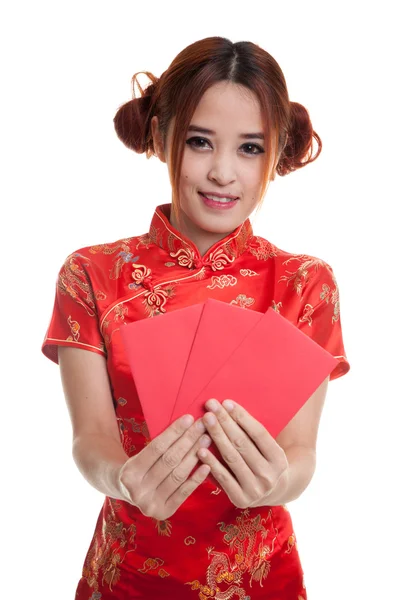 Asijská dívka v čínských cheongsam šaty s červenou obálku. — Stock fotografie