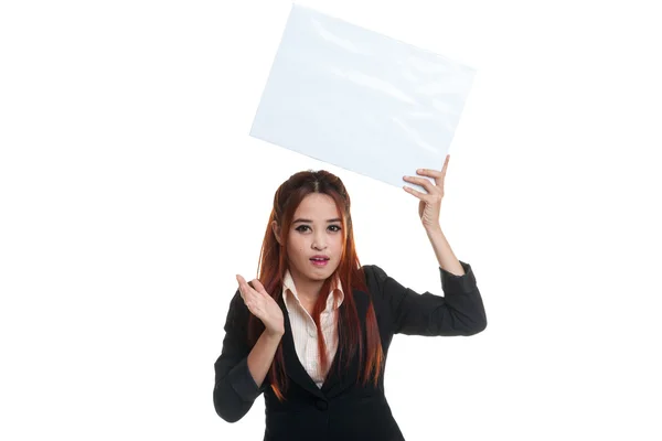 Joven mujer de negocios asiática sorpresa con blanco signo en blanco . — Foto de Stock