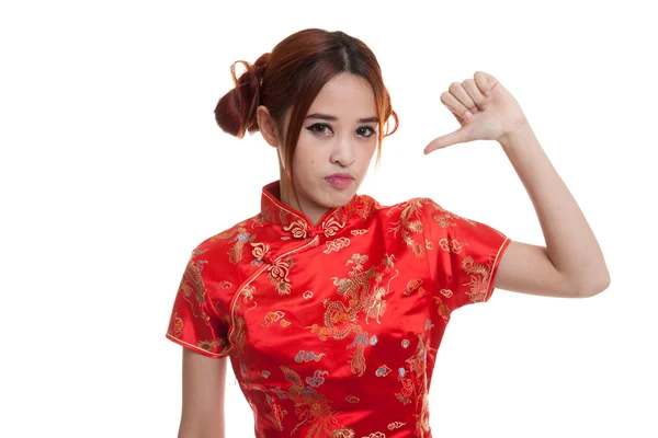 Asiatisk tjej i kinesiska cheongsam klänning tummen ner. — Stockfoto