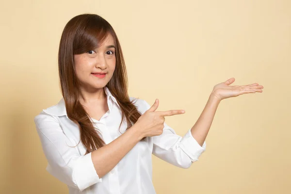 Mooie Jonge Aziatische Vrouw Wijzen Naar Palm Hand Beige Achtergrond — Stockfoto