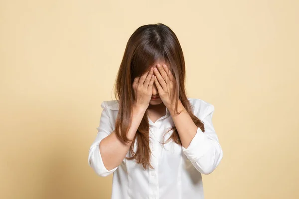 Triste Joven Asiática Llorando Con Palma Mano Fondo Beige —  Fotos de Stock