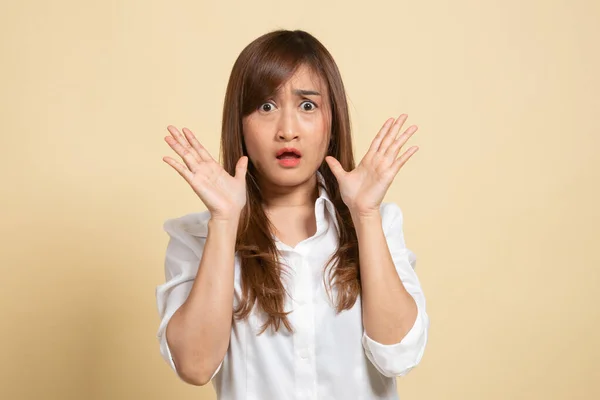 Shocked Young Asian Woman Beige Background — Stock Photo, Image