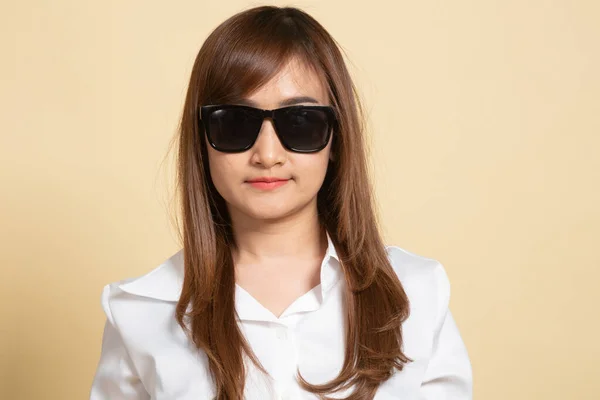 Portret Van Een Mooi Jong Aziatisch Meisje Zonnebril Beige Achtergrond — Stockfoto