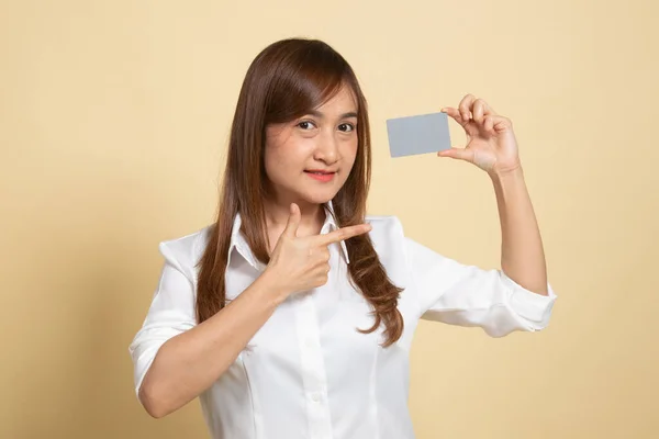 Young Asian Woman Point Blank Card Beige Background — Stock Photo, Image