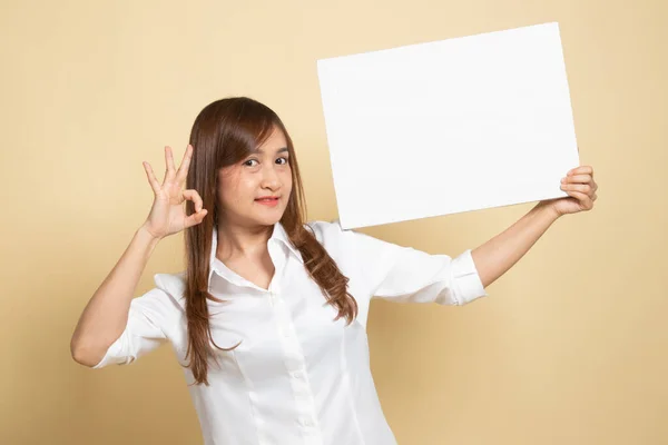 Junge Asiatin Zeigt Mit Weißem Blanko Schild Auf Beigem Hintergrund — Stockfoto