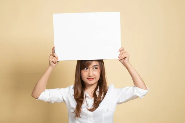 Jeune Femme Asiatique Avec Blanc Signe Blanc Sur Fond Beige — Photo