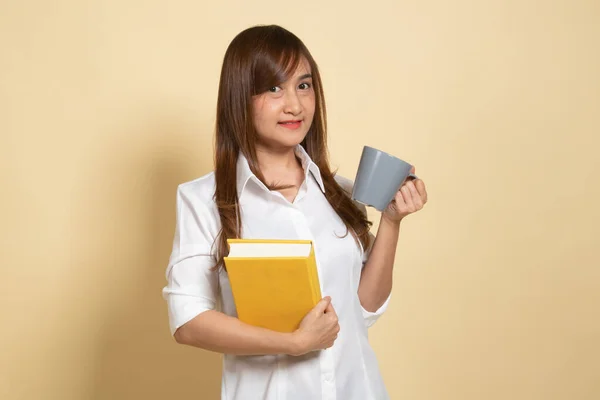 Mujer Asiática Joven Con Libro Una Taza Café Sobre Fondo —  Fotos de Stock