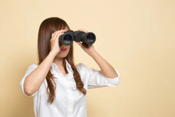 Mladá Asijská Žena Dalekohledem Béžovém Pozadí — Stock fotografie