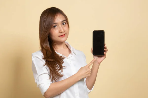 Jovem Mulher Asiática Apontar Para Telefone Móvel Fundo Bege — Fotografia de Stock