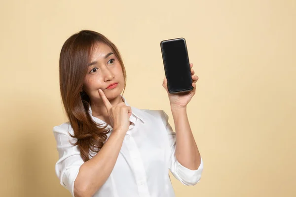 Jovem Mulher Asiática Com Telefone Celular Fundo Bege — Fotografia de Stock