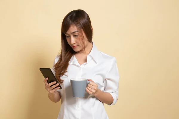 Jovem Mulher Asiática Com Telefone Celular Xícara Café Fundo Bege — Fotografia de Stock