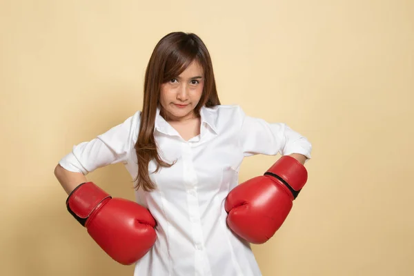 Giovane Donna Asiatica Con Guanti Boxe Rossi Sfondo Beige — Foto Stock