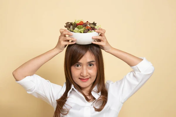 Femme Asiatique Saine Avec Salade Sur Fond Beige — Photo