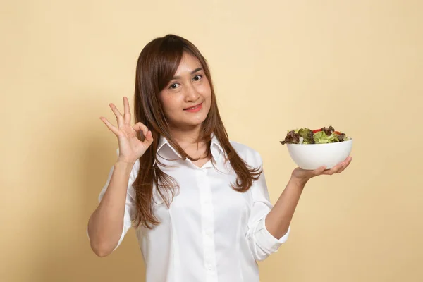 Femme Asiatique Saine Spectacle Avec Salade Sur Fond Beige — Photo