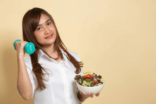 健康的亚洲女人 有哑铃和米色背景的沙拉 — 图库照片