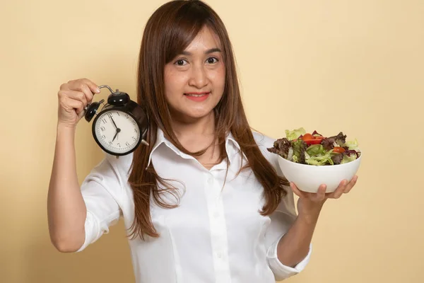 Joven Mujer Asiática Con Reloj Ensalada Sobre Fondo Beige —  Fotos de Stock