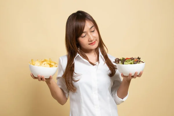 Jeune Femme Asiatique Avec Croustilles Salade Sur Fond Beige — Photo