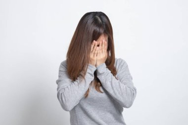 Beyaz arka plan üzerinde yüz üzücü genç Asyalı kadın cry palm ile