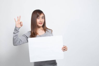 Genç Asyalı kadın beyaz arka plan üzerinde beyaz boş işareti olan Tamam göster