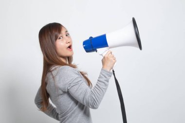 Güzel genç Asyalı kadın duyurdu beyaz arka plan üzerinde megafon ile