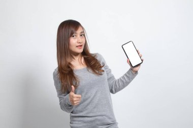 Genç Asyalı kadın ortaya başparmak ile beyaz arka plan üzerinde hareket eden telefon