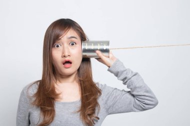 Beyaz zemin üzerine konserve telefon ile sürpriz genç Asyalı kadın