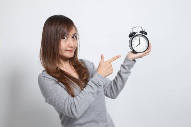 Beyaz zemin üzerinde bir saat noktasına genç Asyalı kadın