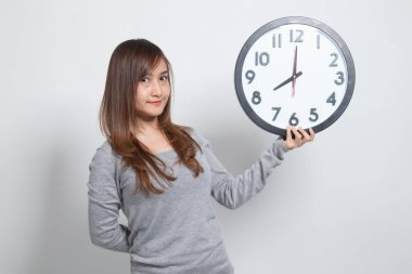 Beyaz zemin üzerinde bir saatli genç Asyalı kadın