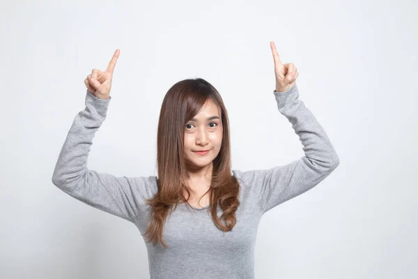 Jonge Aziatische Vrouw Punt Lege Ruimte Witte Achtergrond — Stockfoto