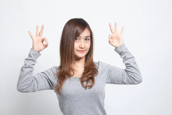 Mujer Asiática Mostrar Doble Signo Mano Sonrisa Sobre Fondo Blanco —  Fotos de Stock