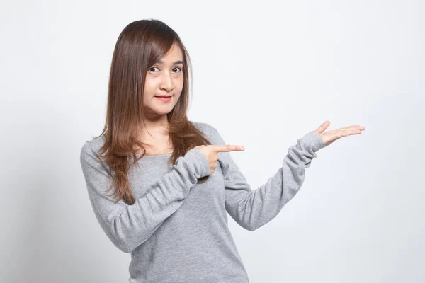 Mooie Jonge Aziatische Vrouw Punt Naar Palm Van Hand Witte — Stockfoto