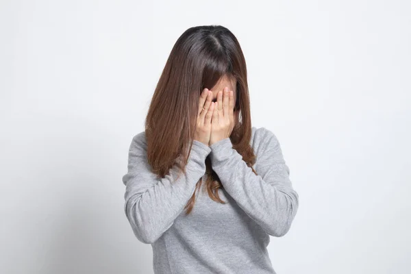 Smutná Mladá Asijská Žena Cry Dlaní Tvář Bílém Pozadí — Stock fotografie