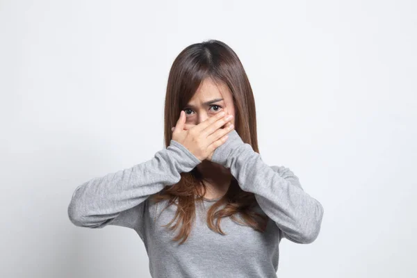 Vacker Ung Asiatisk Kvinna Stänga Munnen Vit Bakgrund — Stockfoto