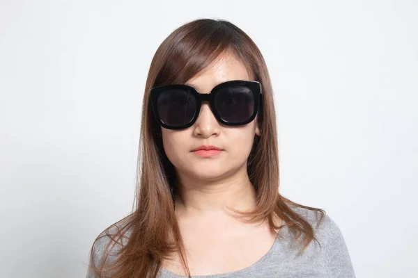 Porträt Eines Schönen Jungen Asiatischen Mädchens Mit Sonnenbrille Auf Weißem — Stockfoto