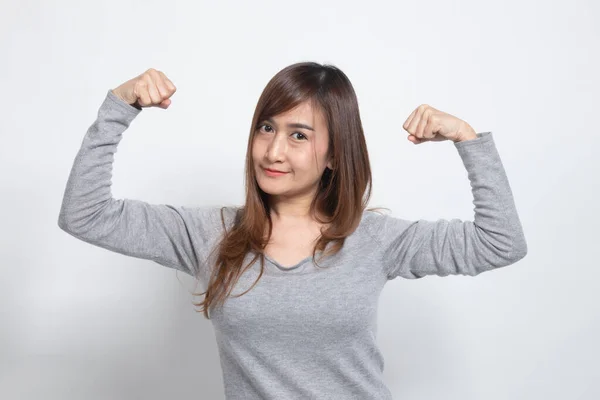 Hermosa Joven Asiática Flex Bíceps Sobre Fondo Blanco — Foto de Stock