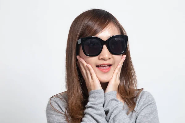 Retrato Una Hermosa Joven Asiática Gafas Sol Sobre Fondo Blanco —  Fotos de Stock