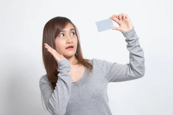 若いアジア女性の白い背景の空白のカードに満足して — ストック写真