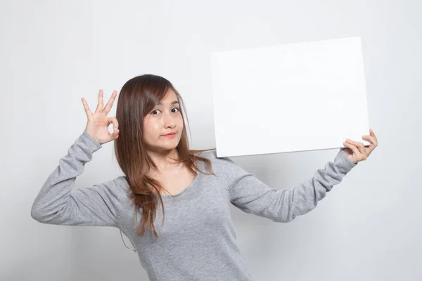 Jovem Mulher Asiática Mostrar Com Sinal Branco Branco Fundo Branco — Fotografia de Stock