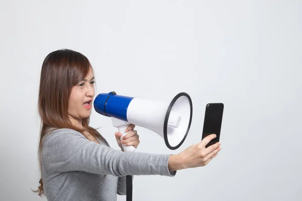 Rozhněvaný Mladý Asijských Žena Křičí Megafon Mobilní Telefon Bílém Pozadí — Stock fotografie