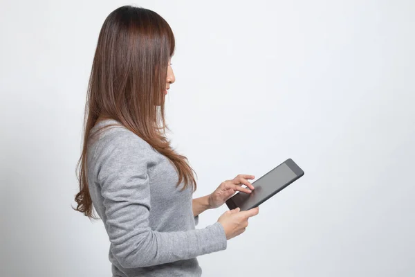 Jonge Aziatische Vrouw Met Een Tablet Computer Witte Achtergrond — Stockfoto