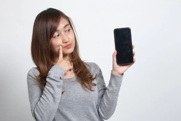 Ung Asiatisk Kvinna Med Mobiltelefon Vit Bakgrund — Stockfoto