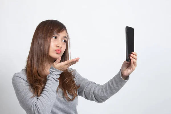 Joven Mujer Asiática Con Teléfono Móvil Sobre Fondo Blanco —  Fotos de Stock