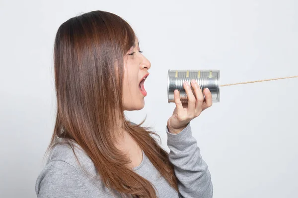 Jovem Mulher Asiática Gritar Com Lata Pode Telefone Fundo Branco — Fotografia de Stock