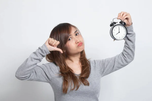 Joven Mujer Asiática Pulgares Abajo Con Reloj Sobre Fondo Blanco — Foto de Stock