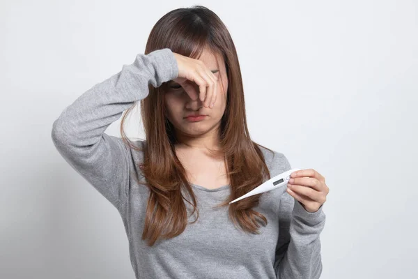 Ung Asiatisk Kvinna Fick Sjuka Och Influensa Vit Bakgrund — Stockfoto