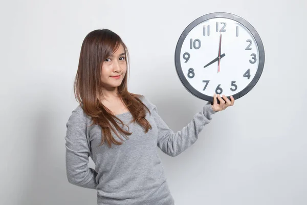 Joven Mujer Asiática Con Reloj Sobre Fondo Blanco — Foto de Stock