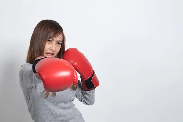 Joven Mujer Asiática Con Guantes Boxeo Rojos Sobre Fondo Blanco — Foto de Stock