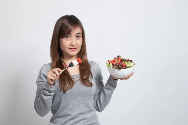 Saludable Mujer Asiática Con Ensalada Sobre Fondo Blanco —  Fotos de Stock